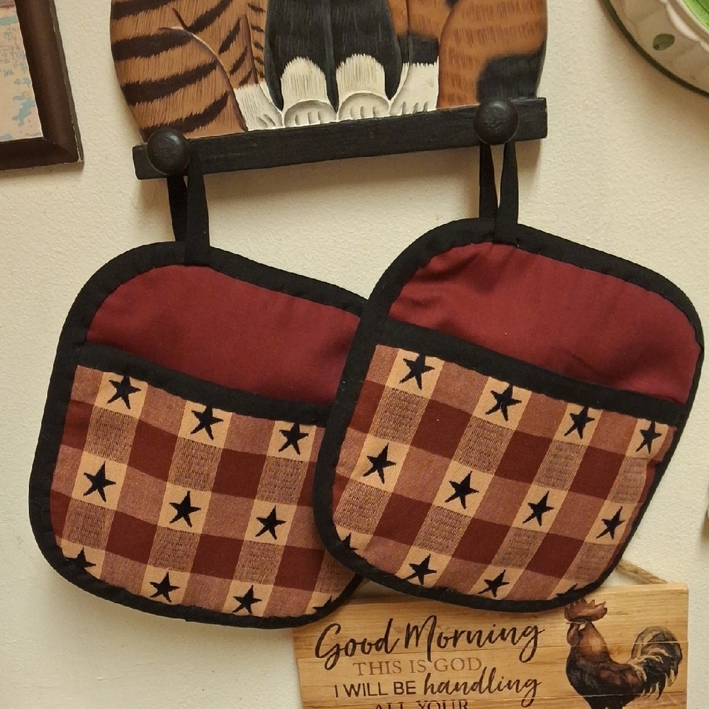 Red, Tan ,and Black Star Pattern Pot Holders
